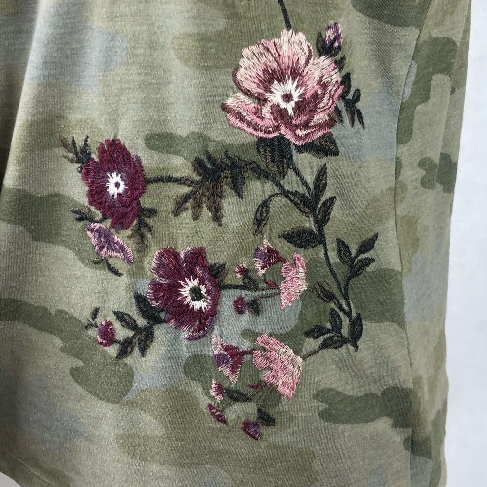 American Eagle Embroidered Camouflaged Tee - Picture 4 of 6